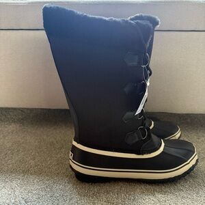 NWT JBU women’s size 10 black snowy lace up boots.